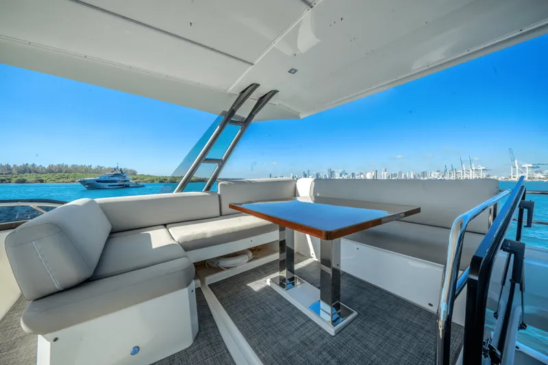 Slide: The Image of Prestige 520 FLYBRIDGE 2020 - 19