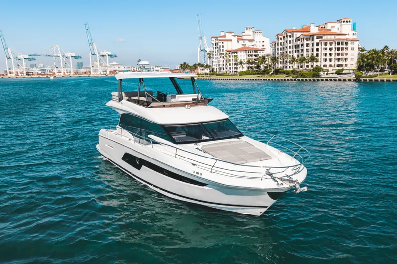 Slide: The Image of Prestige 520 FLYBRIDGE 2020 - 2