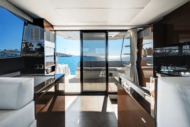 Slide: The Image of Prestige 520 FLYBRIDGE 2020 - 23