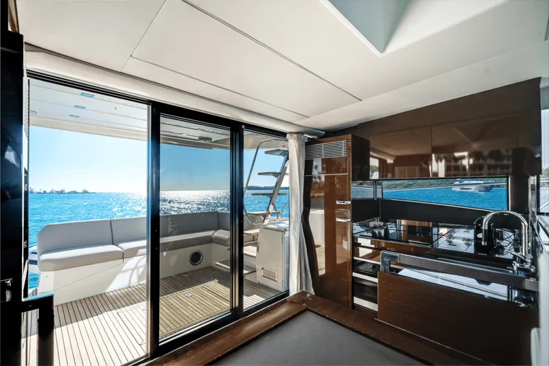 Slide: The Image of Prestige 520 FLYBRIDGE 2020 - 24