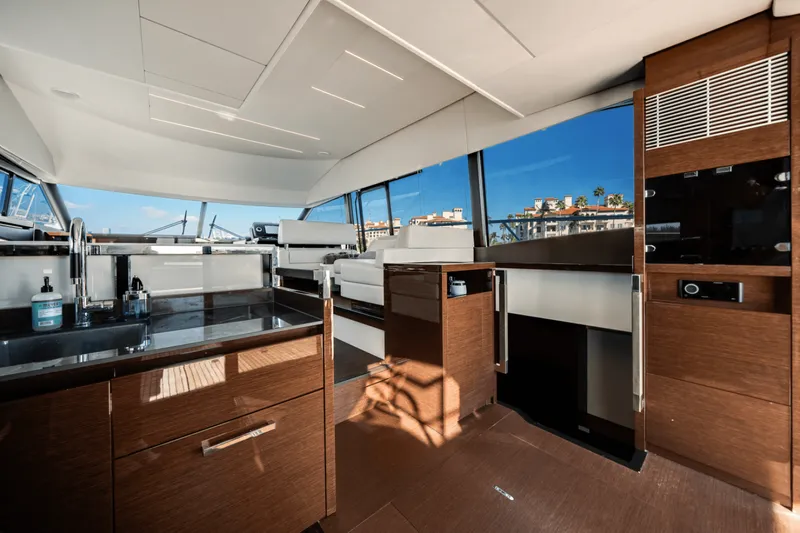 Slide: The Image of Prestige 520 FLYBRIDGE 2020 - 29