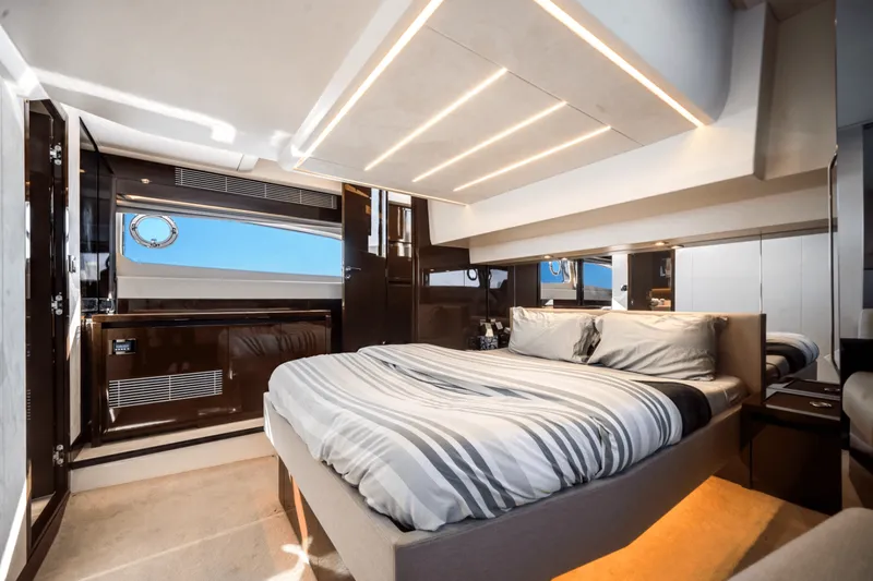 Slide: The Image of Prestige 520 FLYBRIDGE 2020 - 42