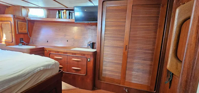 Slide: The Image of Gulfstar Sailmaster 1980 - 10