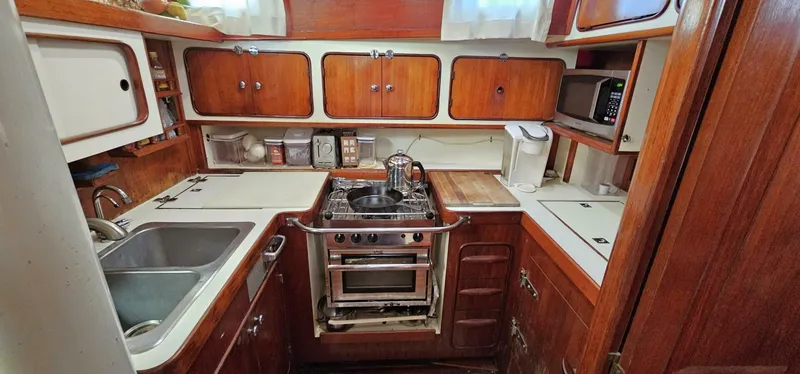 Slide: The Image of Gulfstar Sailmaster 1980 - 11