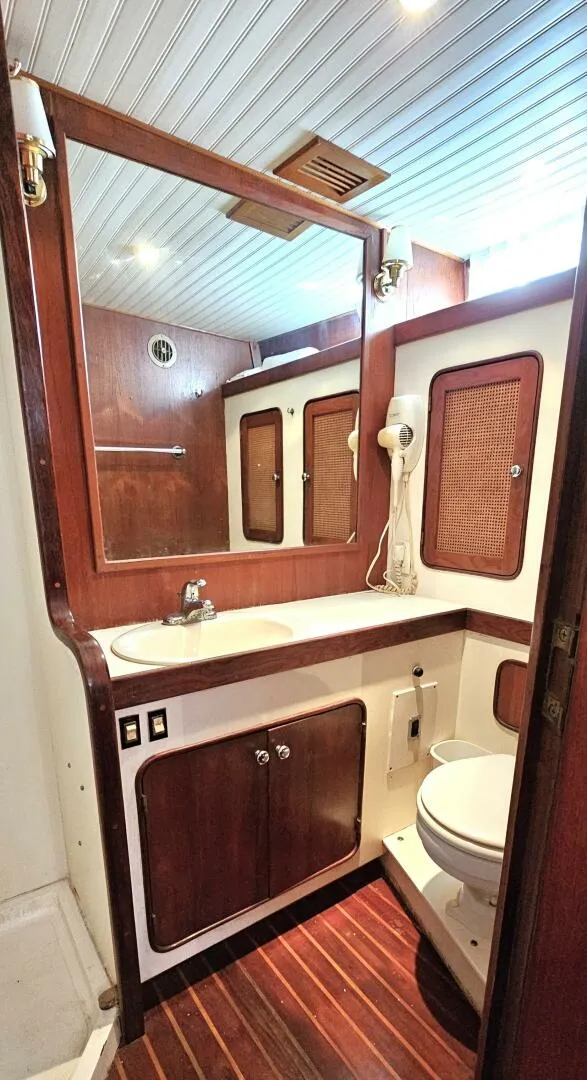 Slide: The Image of Gulfstar Sailmaster 1980 - 9