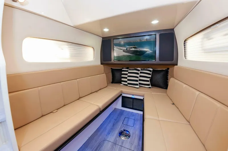 Slide: The Image of Scout 380 LXF 2020 - 40