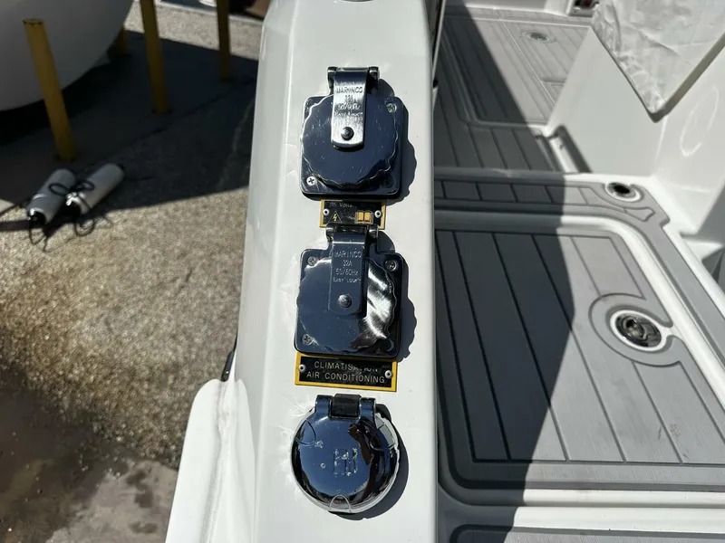 Slide: The Image of Jeanneau 9.0 Leader 2024 - 19