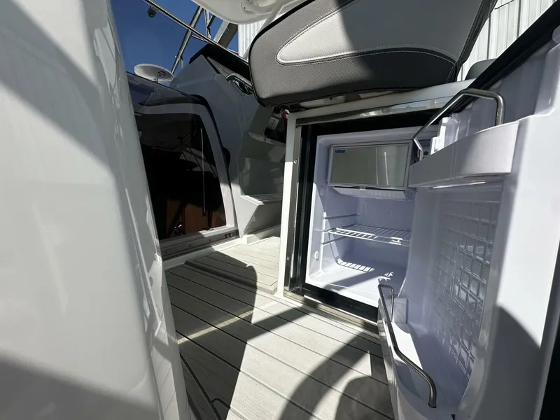 Slide: The Image of Jeanneau 9.0 Leader 2024 - 32