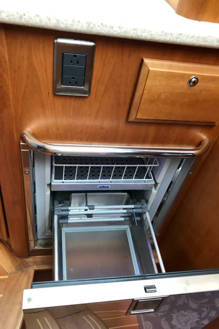 Slide: The Image of Sabre 40 Sedan 2009 - 81