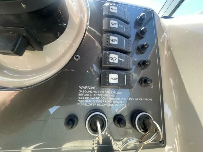 Slide: The Image of Monterey 322 Cruiser 2005 - 20