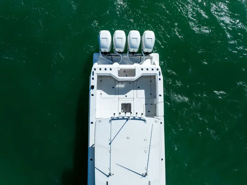 Slide: The Image of SeaVee 390Z 2022 - 13