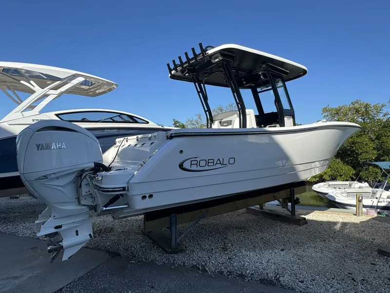 The Image of Robalo R270 Center Console 2023 - 0