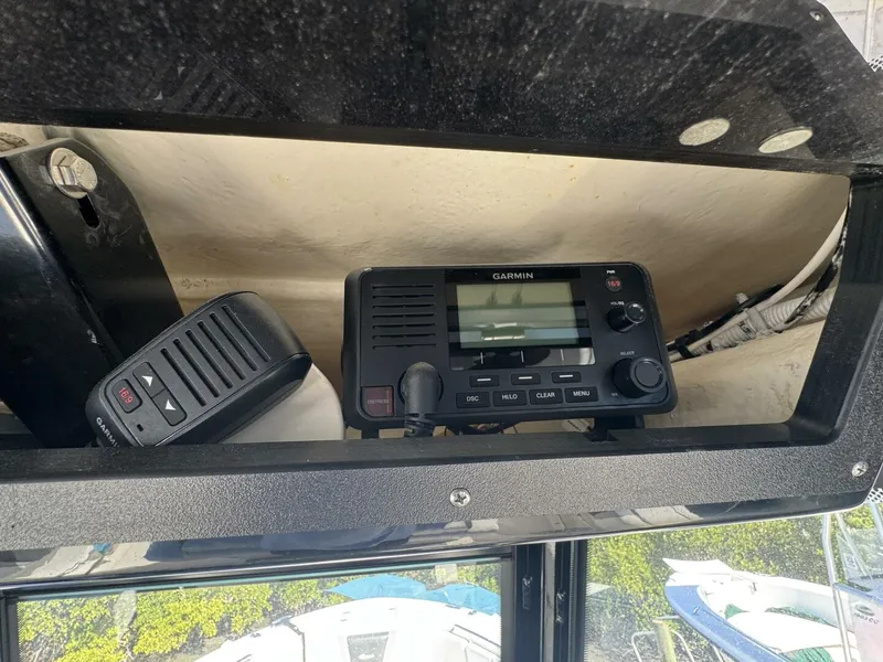 Slide: The Image of Robalo R270 Center Console 2023 - 32