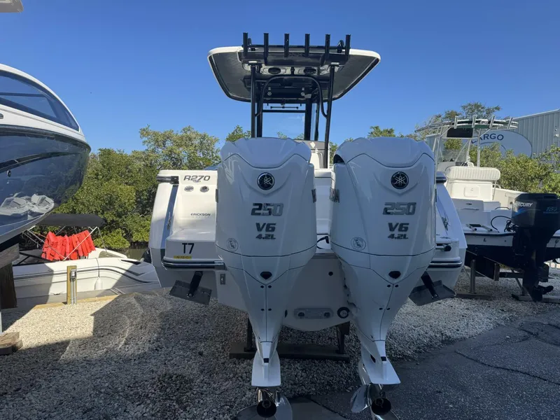 Slide: The Image of Robalo R270 Center Console 2023 - 6