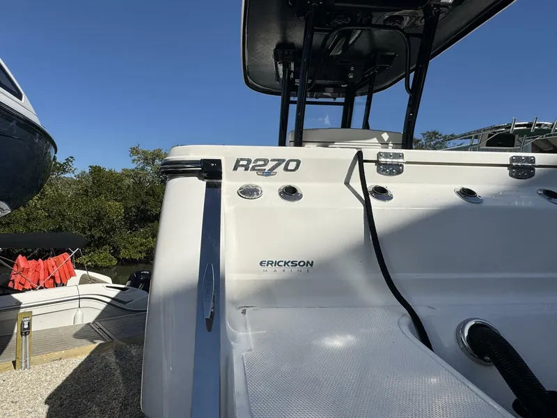Slide: The Image of Robalo R270 Center Console 2023 - 7
