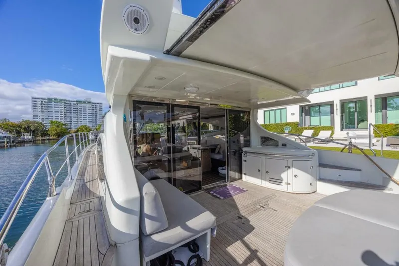 Slide: The Image of Azimut 68S 2009 - 5