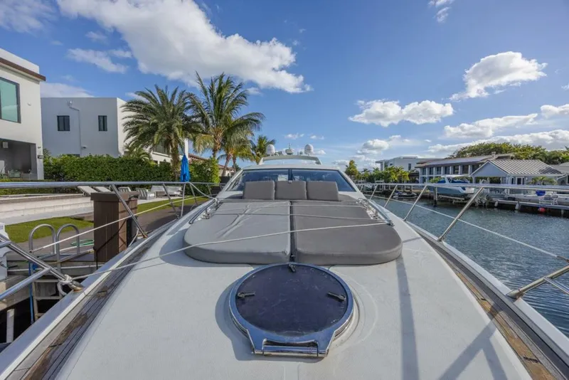 Slide: The Image of Azimut 68S 2009 - 8