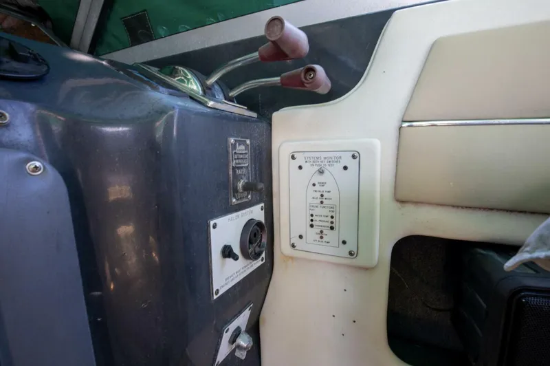 Slide: The Image of Sea Ray 420 Sundancer 1990 - 18