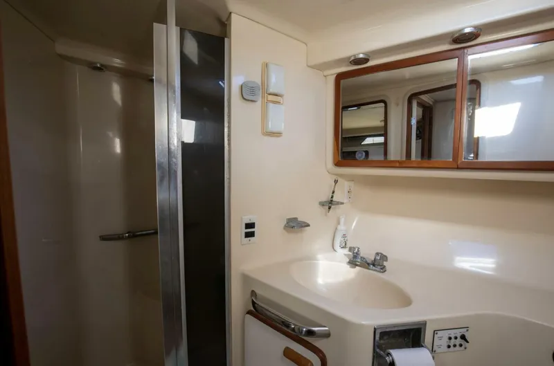 Slide: The Image of Sea Ray 420 Sundancer 1990 - 31