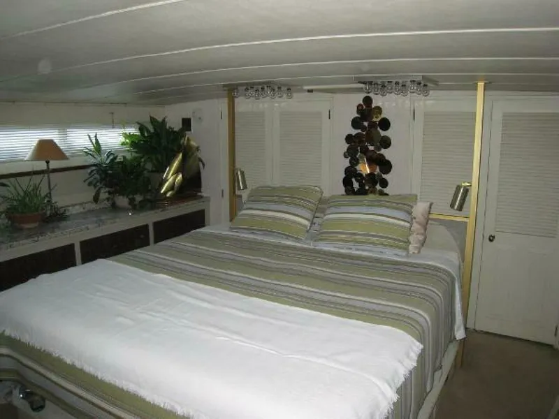 Slide: The Image of Bertram Flybridge MY 1976 - 27