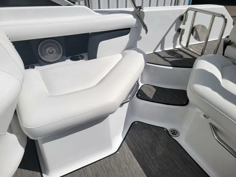 Slide: The Image of Four Winns HD3 2022 - 15