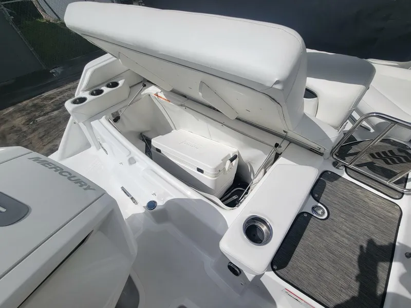 Slide: The Image of Four Winns HD3 2022 - 24