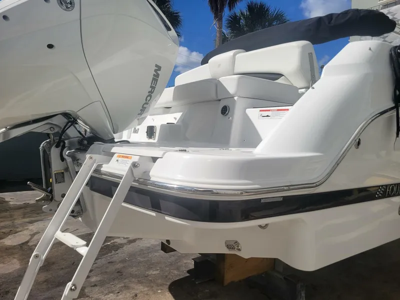 Slide: The Image of Four Winns HD3 2022 - 6