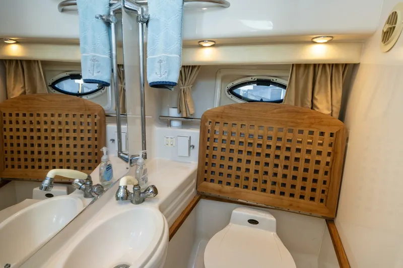 Slide: The Image of Monterey 322 Cruiser 2000 - 13