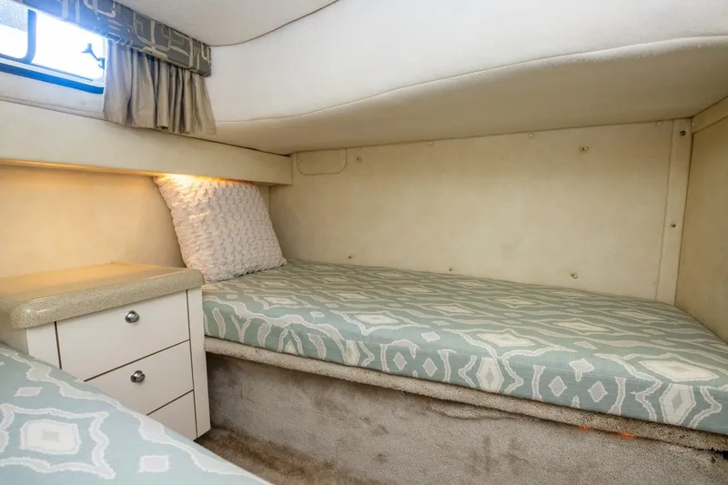 Slide: The Image of Monterey 322 Cruiser 2000 - 15