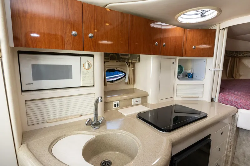 Slide: The Image of Monterey 322 Cruiser 2000 - 8