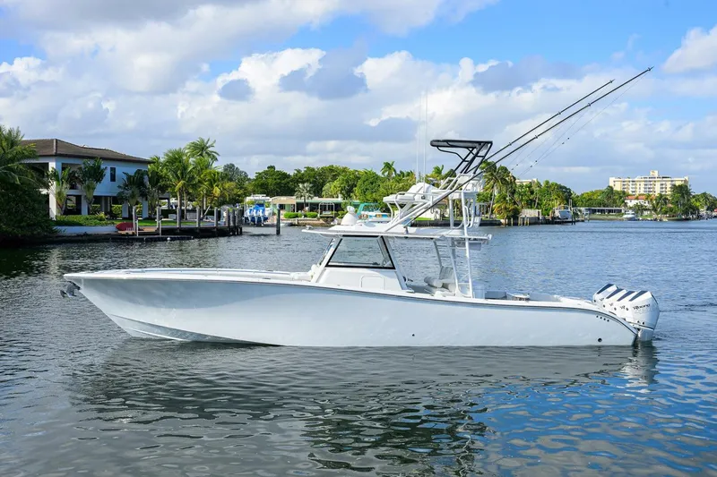 Slide: The Image of Yellowfin 42 2021 - 10
