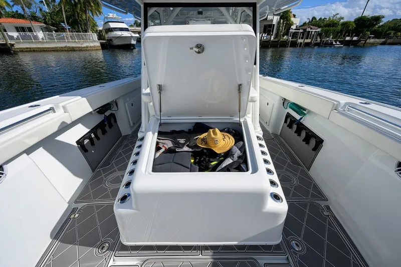 Slide: The Image of Yellowfin 42 2021 - 24