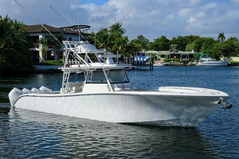 Slide: The Image of Yellowfin 42 2021 - 3