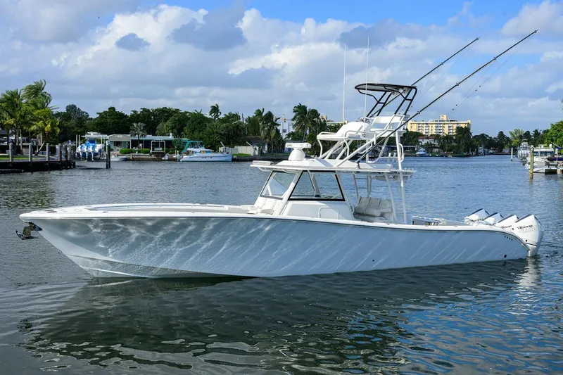 Slide: The Image of Yellowfin 42 2021 - 6