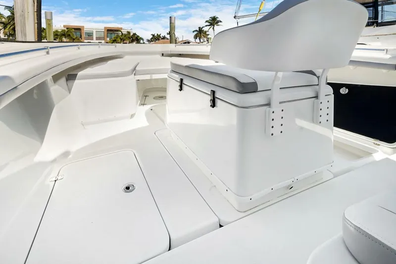 Slide: The Image of Yellowfin Center Console 2020 - 10