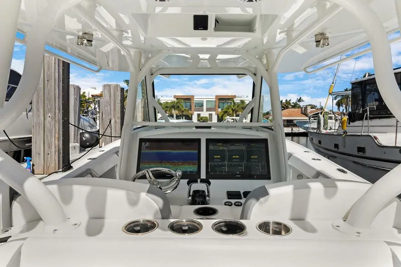 Slide: The Image of Yellowfin Center Console 2020 - 3