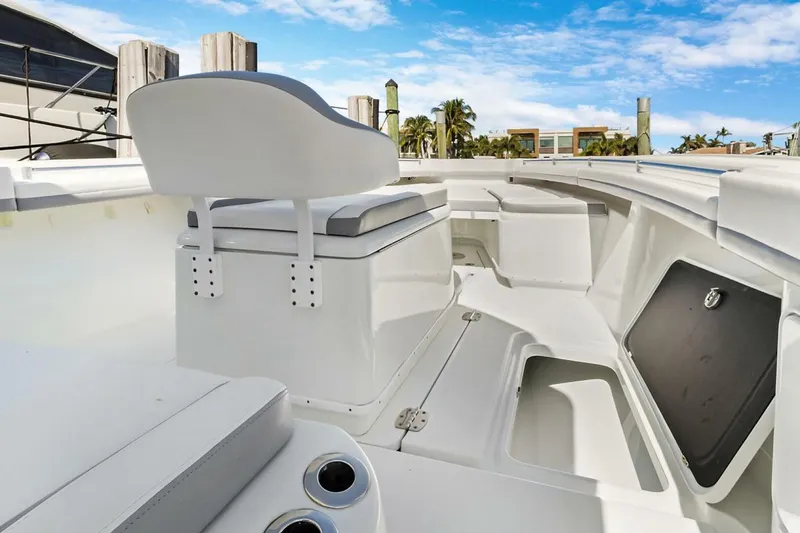 Slide: The Image of Yellowfin Center Console 2020 - 9