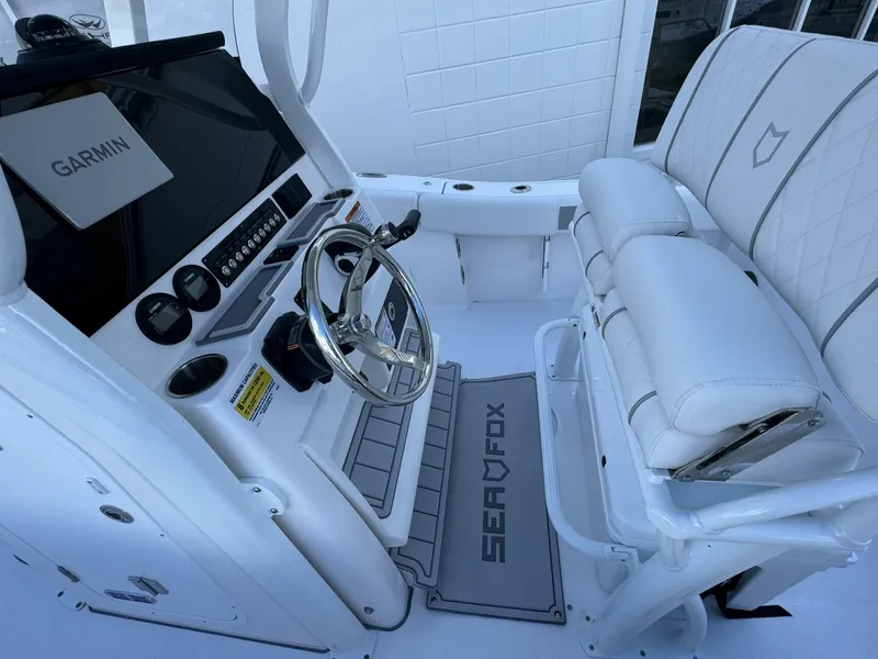 Slide: The Image of Sea Fox 228 Commander 2025 - 7