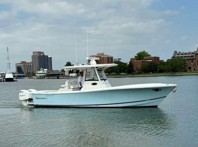 The Image of Regulator Marine 31 FS with Mezz 2020 - 0