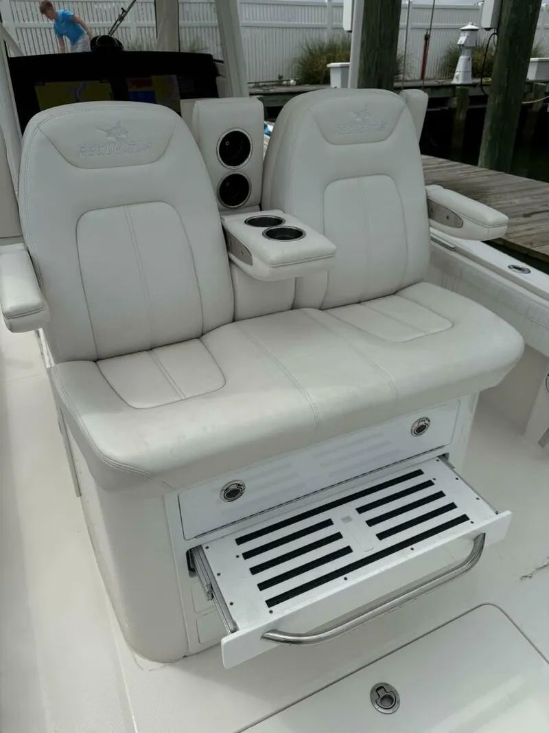 Slide: The Image of Regulator Marine 31 FS with Mezz 2020 - 3