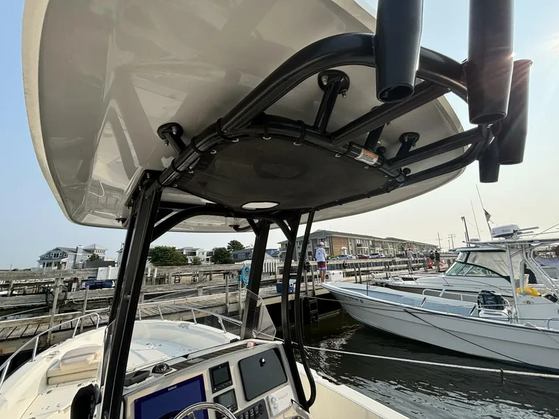 Slide: The Image of Boston Whaler 250 Dauntless 2023 - 12