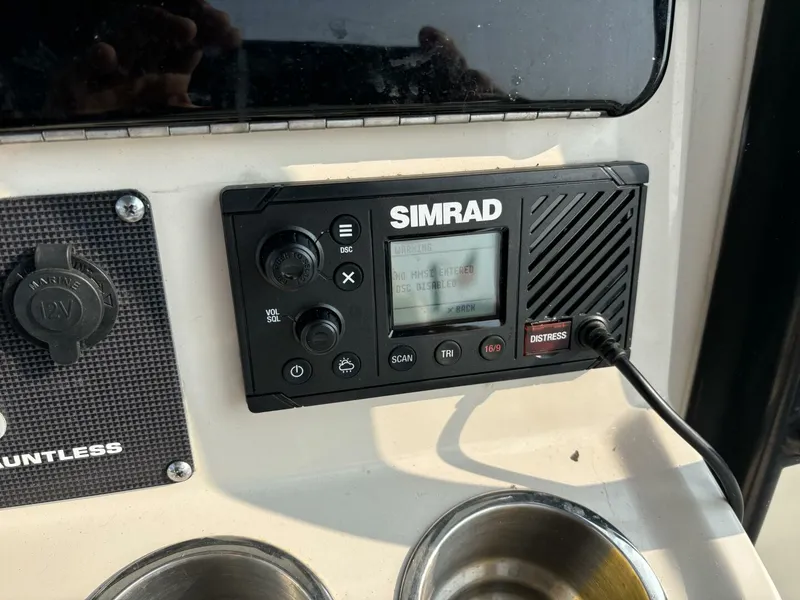 Slide: The Image of Boston Whaler 250 Dauntless 2023 - 16