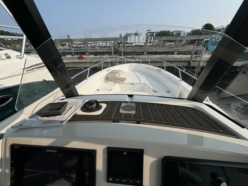 Slide: The Image of Boston Whaler 250 Dauntless 2023 - 18
