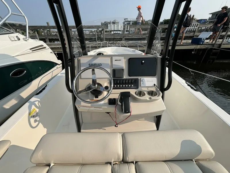 Slide: The Image of Boston Whaler 250 Dauntless 2023 - 9