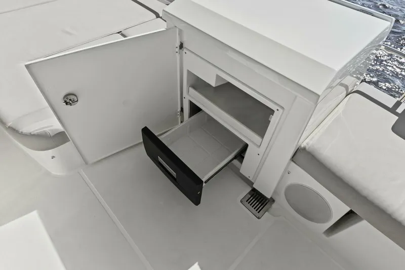 Slide: The Image of Prestige 460 Flybridge 2022 - 42