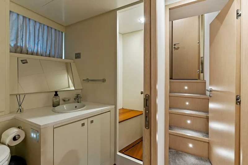 Slide: The Image of Custom Navetta 33 2024 - 100