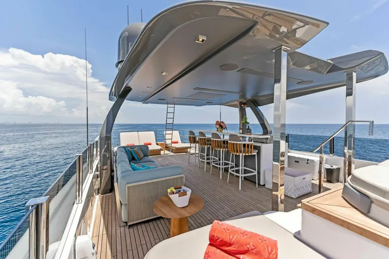 Slide: The Image of Custom Navetta 33 2024 - 18