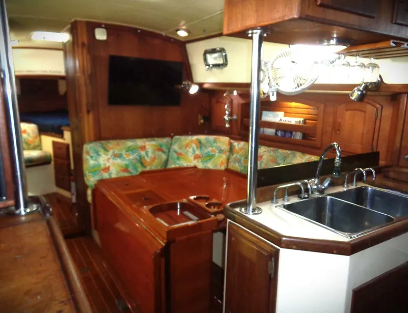 Slide: The Image of Pacific Seacraft 37 1995 - 10