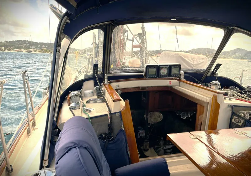 Slide: The Image of Pacific Seacraft 37 1995 - 11