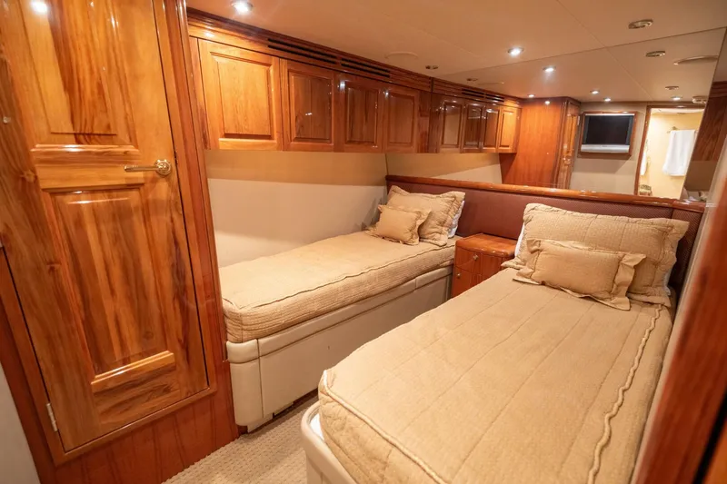 Slide: The Image of Hatteras 68 Convertible 2005 - 22
